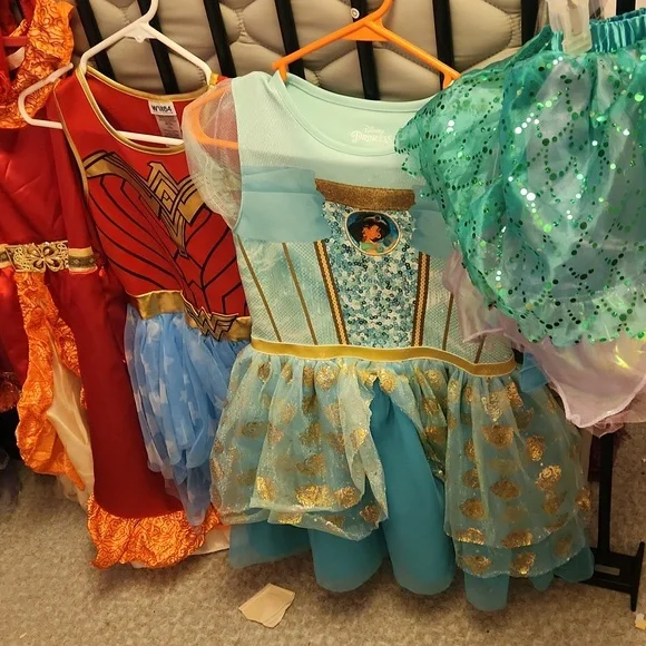 Lot of girls dress up Disney princesses costume party - Picture 6 of 8